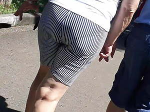Coroa gostosa caminhando